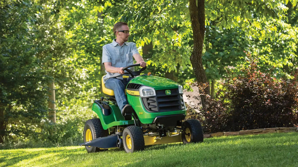 John Deere S100 ride-on lawnmower, 107 cm (42 inch) cutting width C 17.5 hp petrol hydrostatic drive